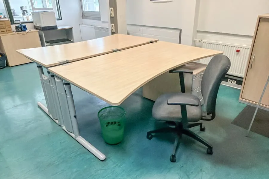 2 Schreibtische, Rollcontainer und Bürodrehstuhl