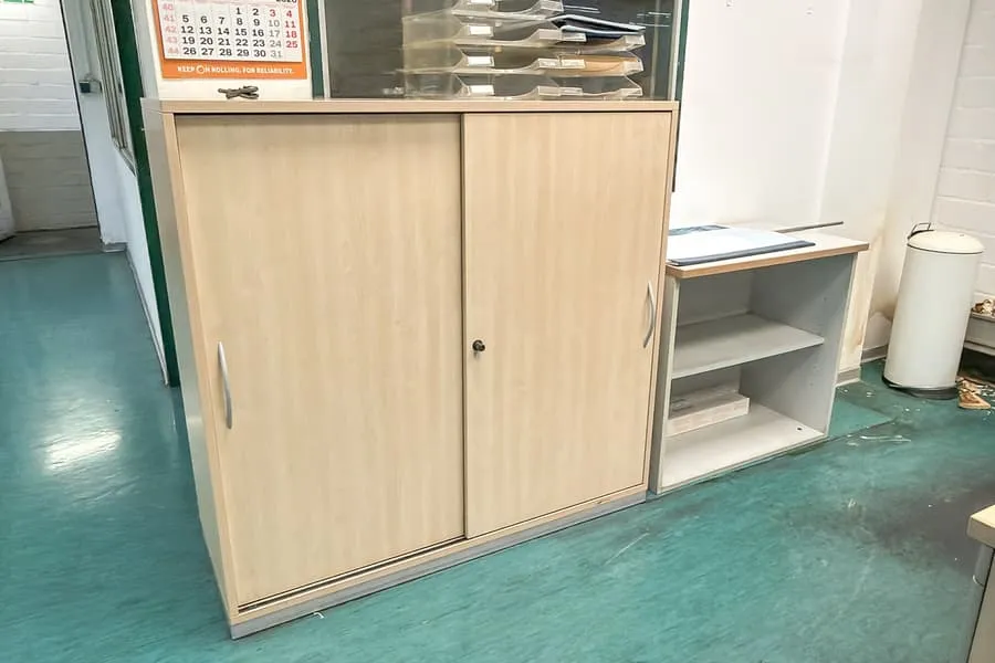 Skříň s posuvnými dveřmi a regál