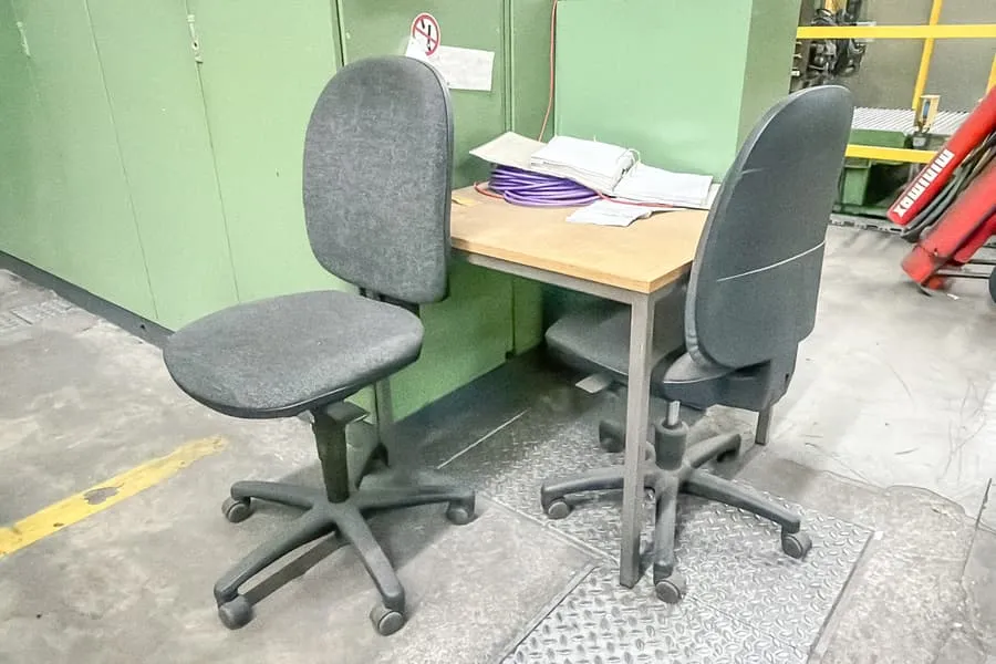 Stůl a 2 otočné kancelářské židle