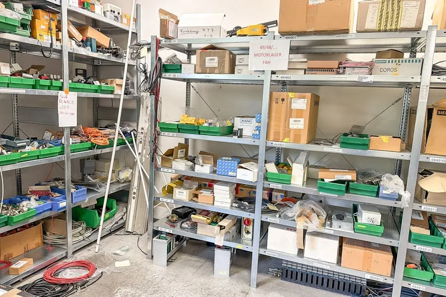 Obsah regálu: náhradní díly strojů