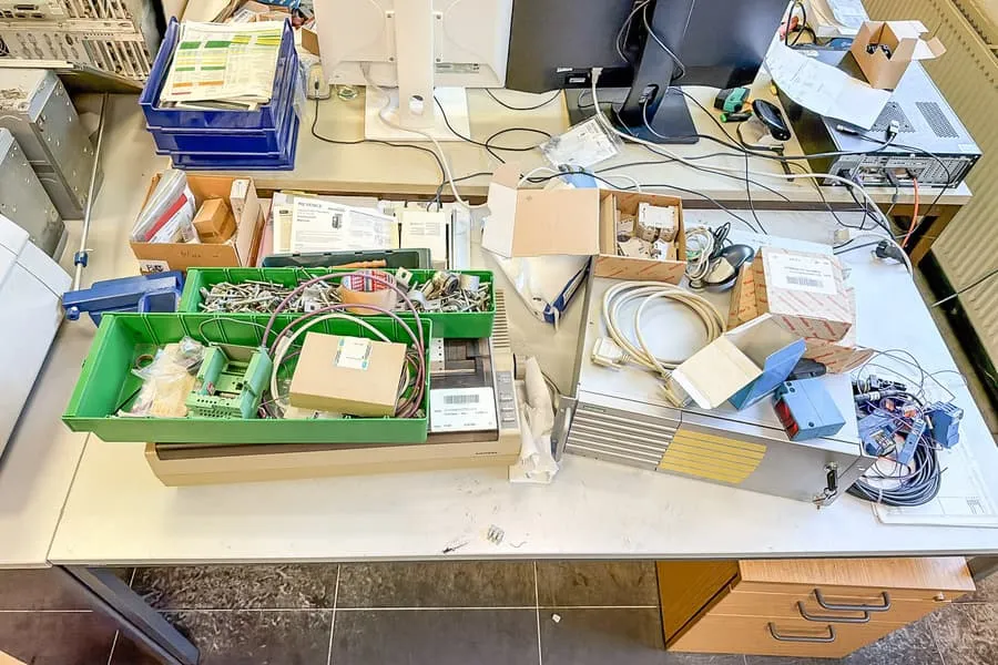 Obsah stolu: elektronické náhradní díly