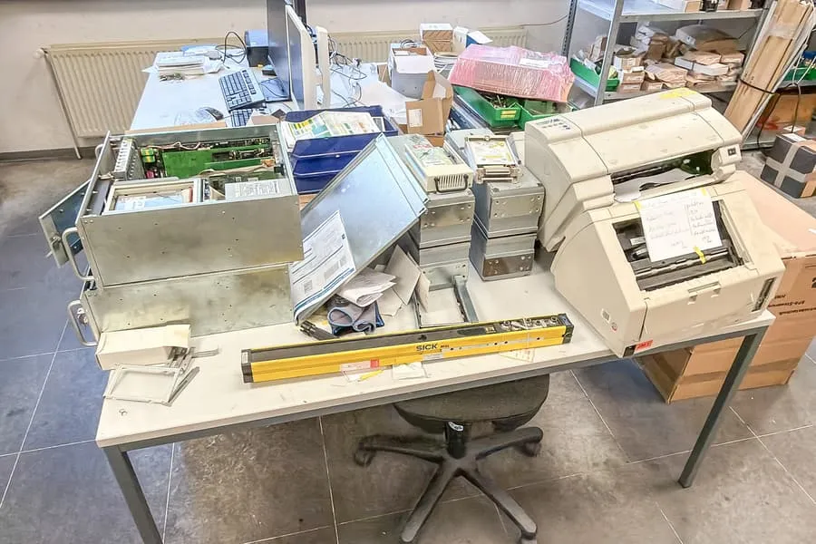 Tischinhalt: Elektronikbauteile, defekt