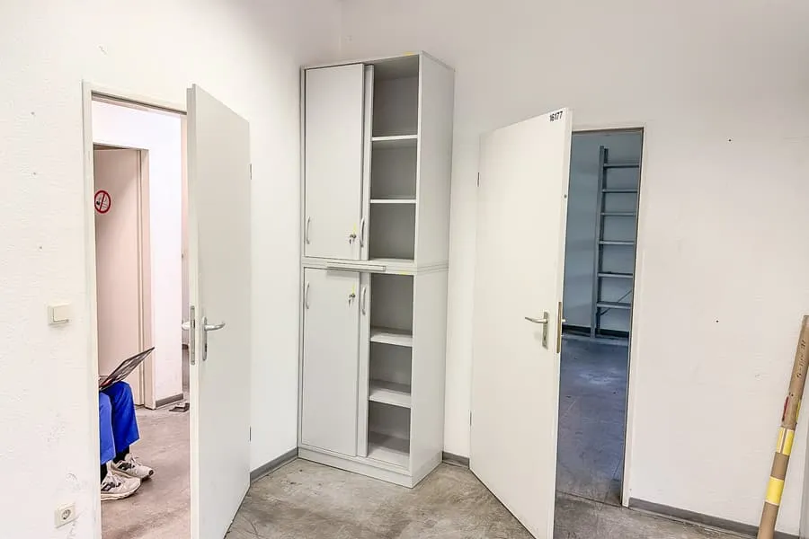 6 skříní s posuvnými dveřmi
