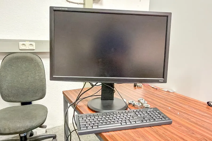 Monitor a klávesnice