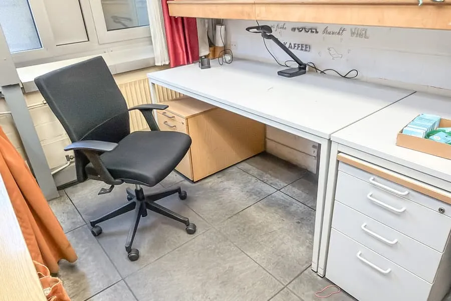Bureau et chaise de bureau pivotante