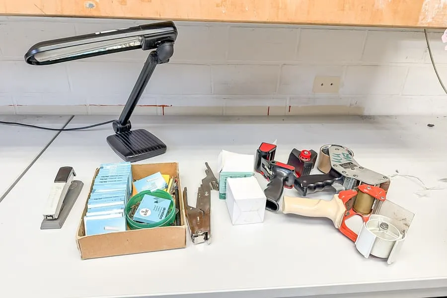 Bureaulamp en kantoorbenodigdheden