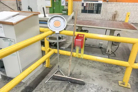 Poubelle et balai