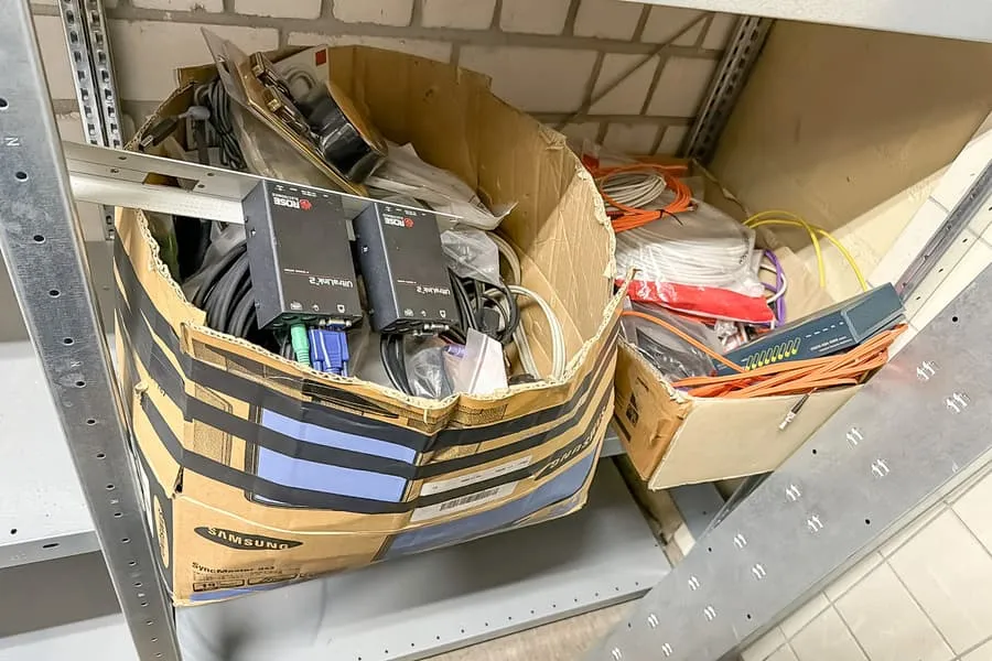 2 kartony materiałów elektronicznych i kabli