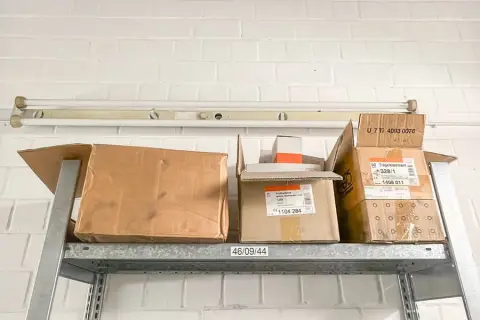 3 cartons avec matériel de fixation