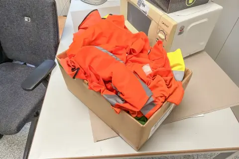 Carton avec gilets de sécurité