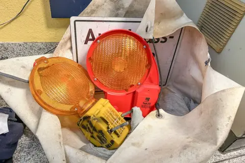 2 feux de signalisation et panneau