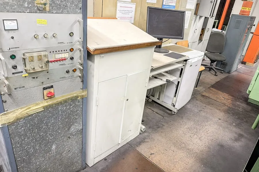 2 bureaux et moniteur