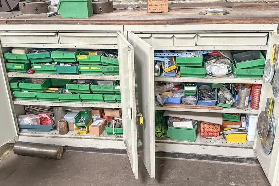 Inhoud van 2 kasten: pomponderdelen