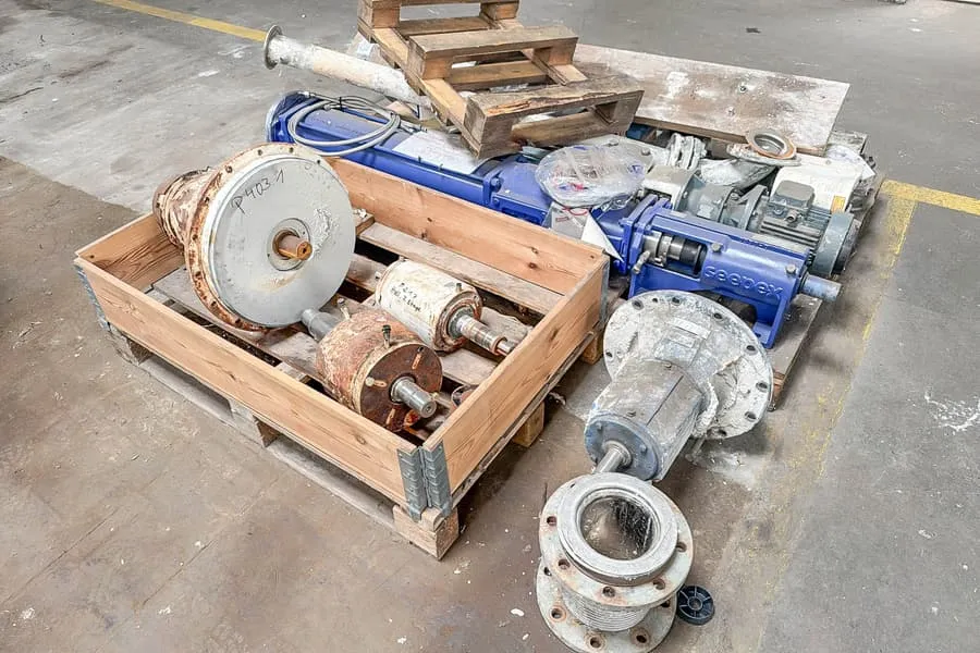 2 palettes de pièces détachées de machines