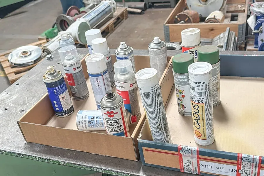 Sada spotřebního materiálu, převážně načatého