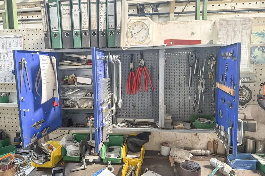 Contenu de l'armoire : outils