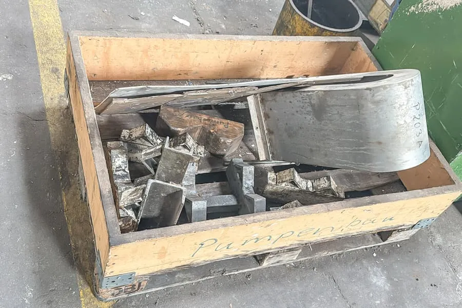 Palette de pièces détachées de machines