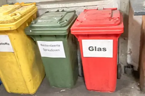 2 afvalcontainers