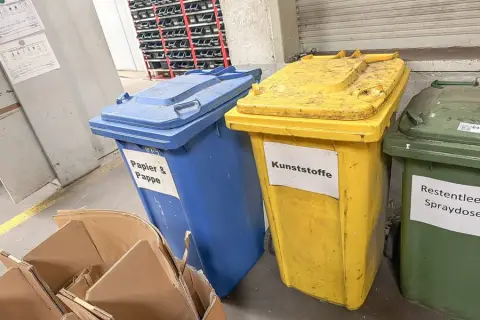 2 afvalcontainers