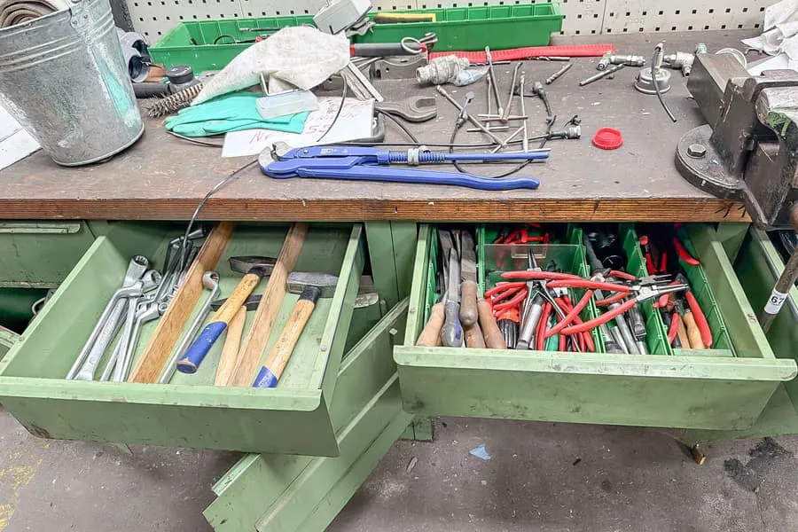 Contenu d'établi : outillage à main