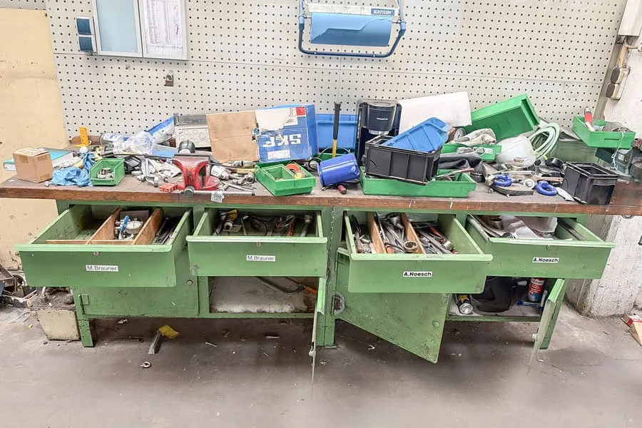 Contenu de l'établi : outillage à main