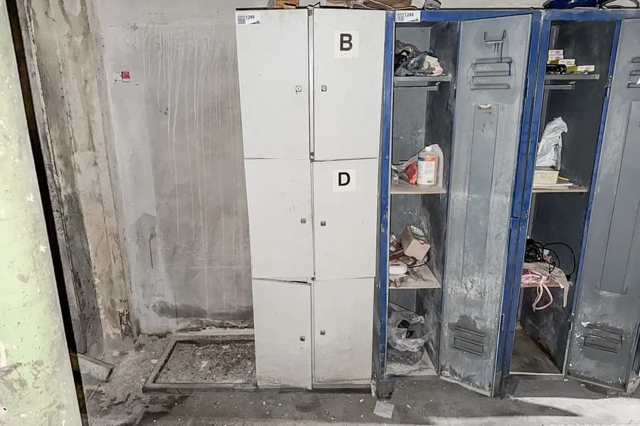 Metal locker, 6 doors