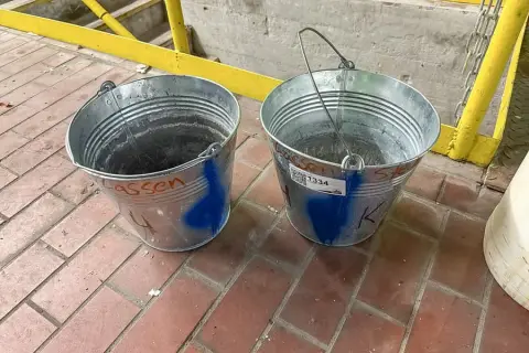 4 seaux en aluminium