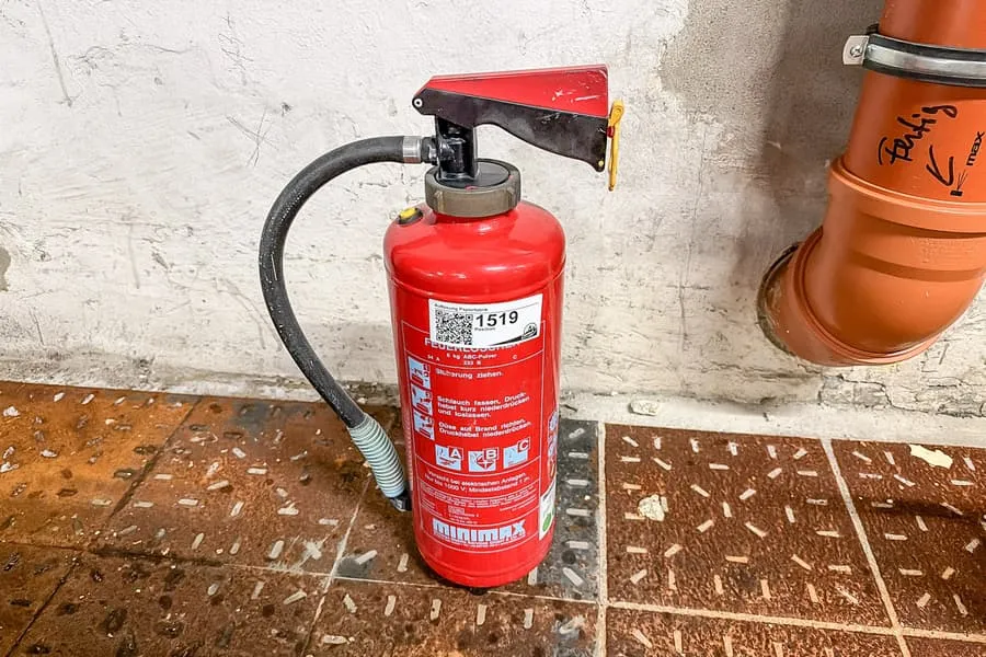 Fire extinguisher, 6 kg ABC powder