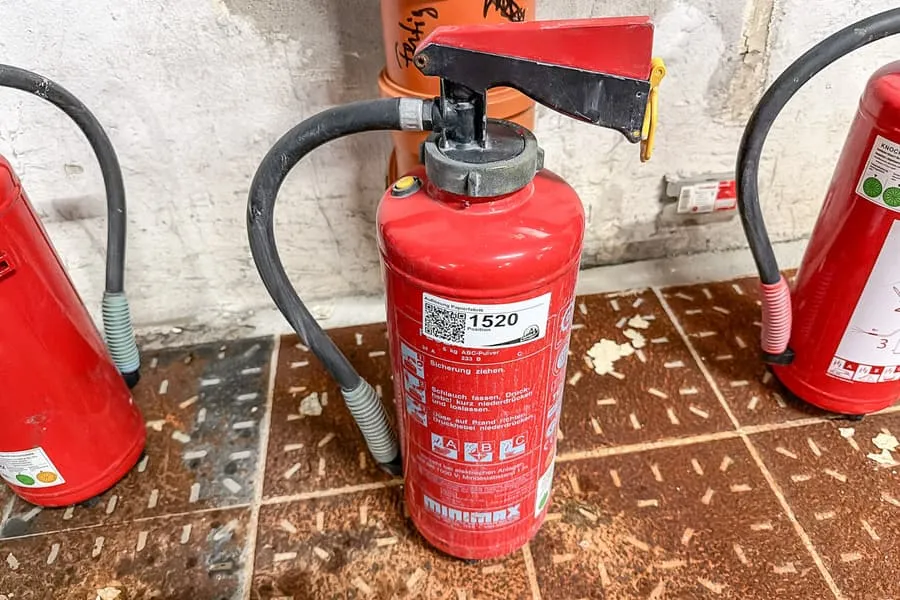 Fire extinguisher, 6 kg ABC powder