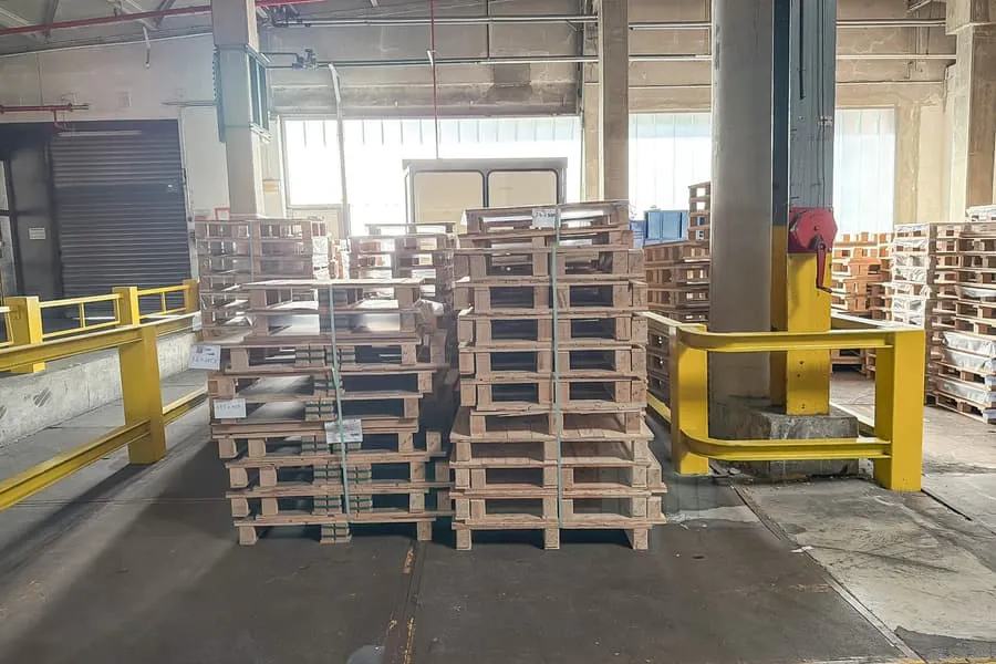 Lot of one-way pallets