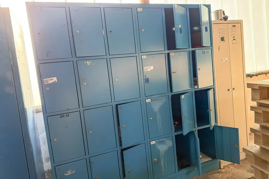 Metalen kast, 12-deurs