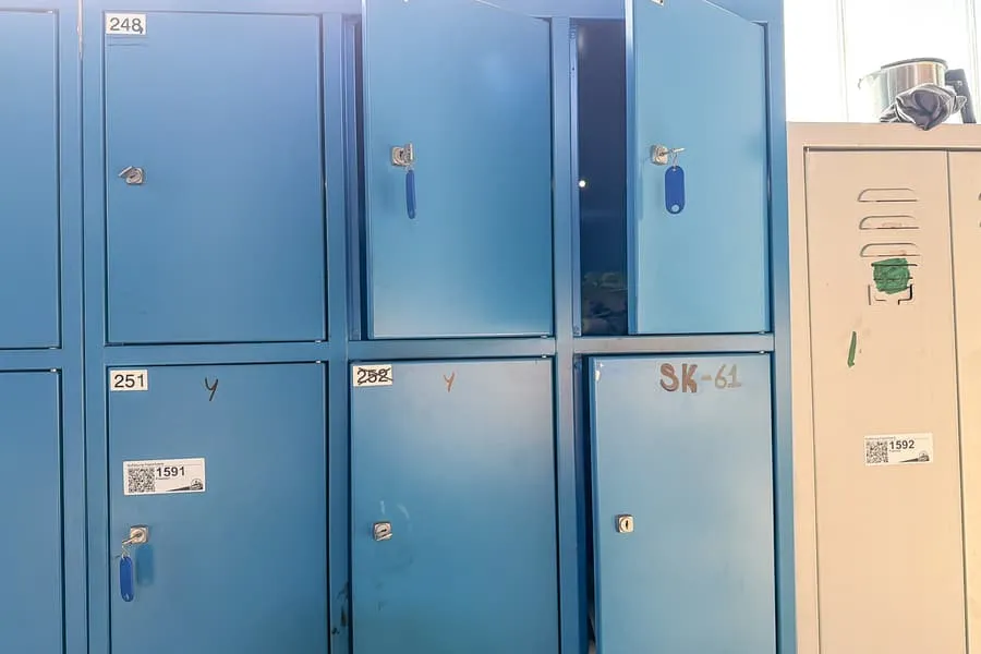 Kovová skříňka, 12-dvířková