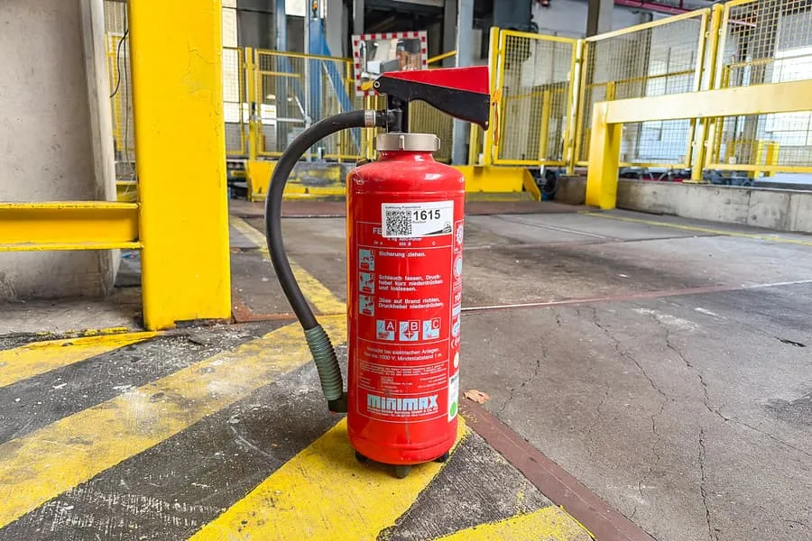 Fire extinguisher, 6 kg ABC powder