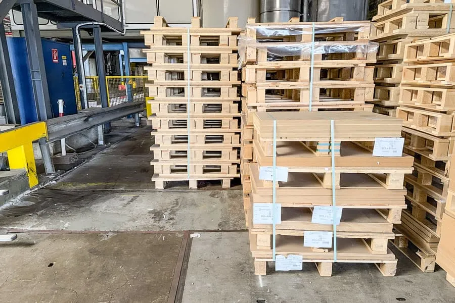 Lot of one-way pallets