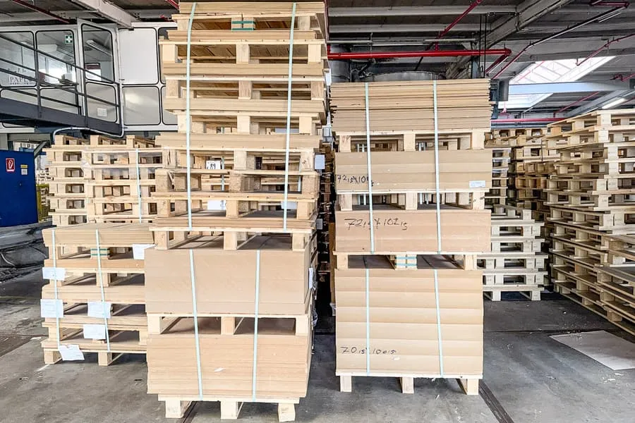 Lot of one-way pallets