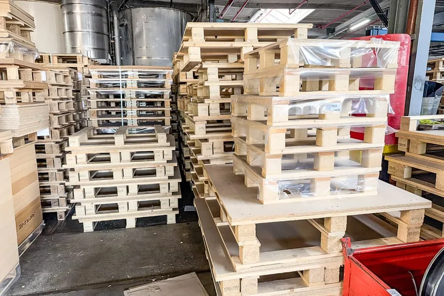 Lot of one-way pallets