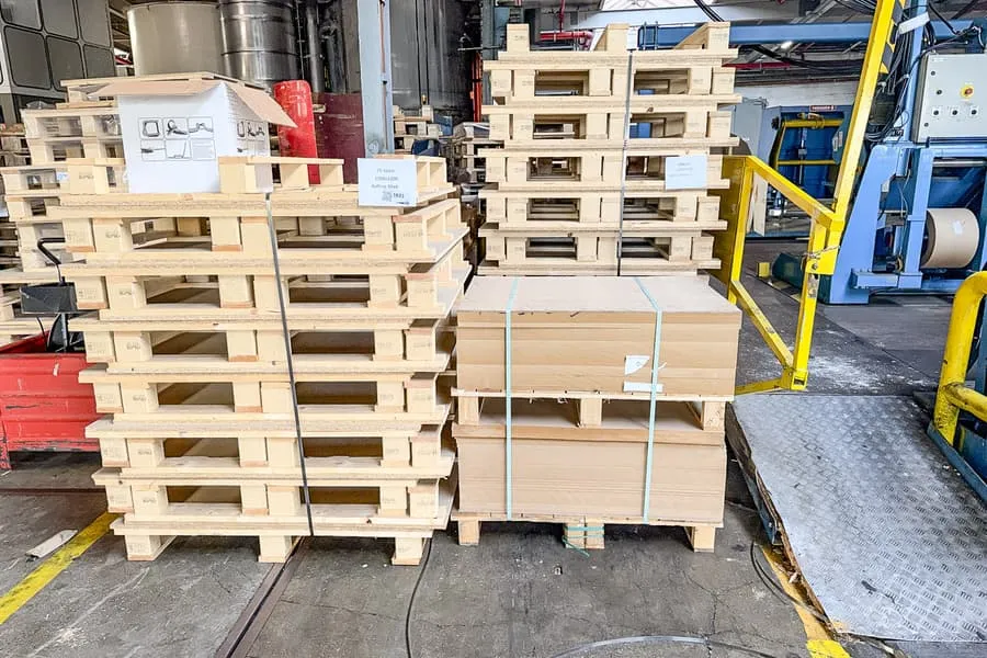 Lot of one-way pallets