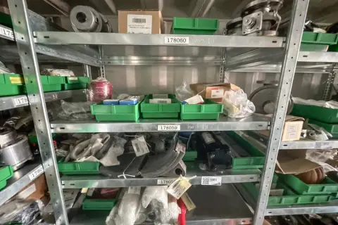 Contenu d'étagère : pièces détachées de machines