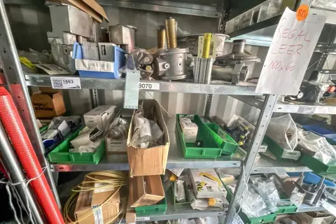 Contenu d'étagère : pièces détachées de machines
