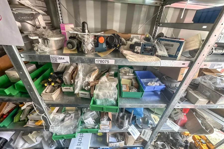 Contenu d'étagère : pièces détachées de machines