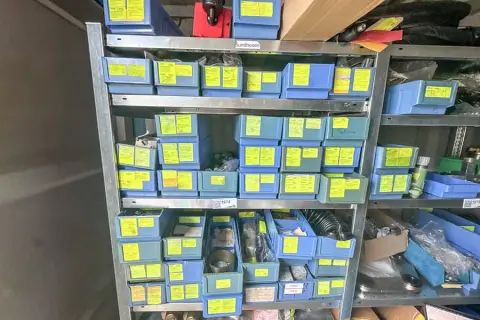 Contenu d'un rayon d'étagère : pièces détachées de machines