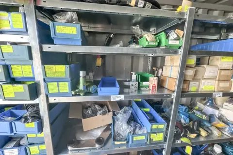 Contenu d'un rayon d'étagère : pièces détachées de machines