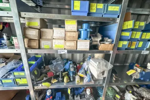 Contenu d'une section d'étagère : pièces détachées de machines