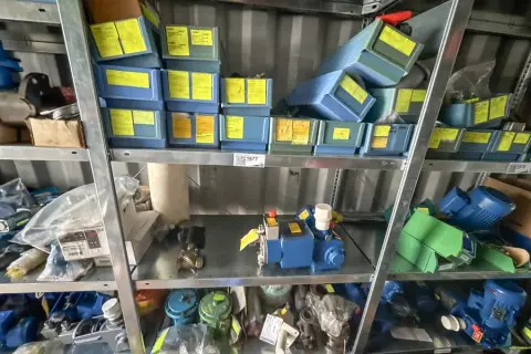 Contenu d'une section d'étagère : pièces détachées de machines