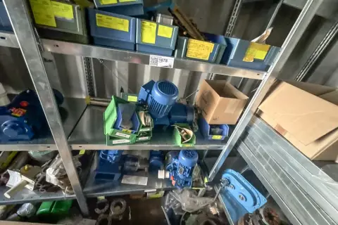 Contenu d'une section d'étagère : pièces détachées de machines