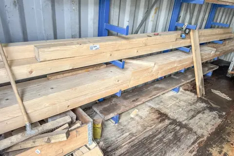 Partij houten planken en keggen
