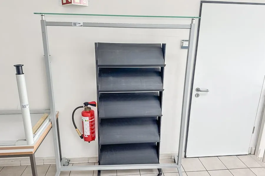 Porte-revues et vestiaire, mobile