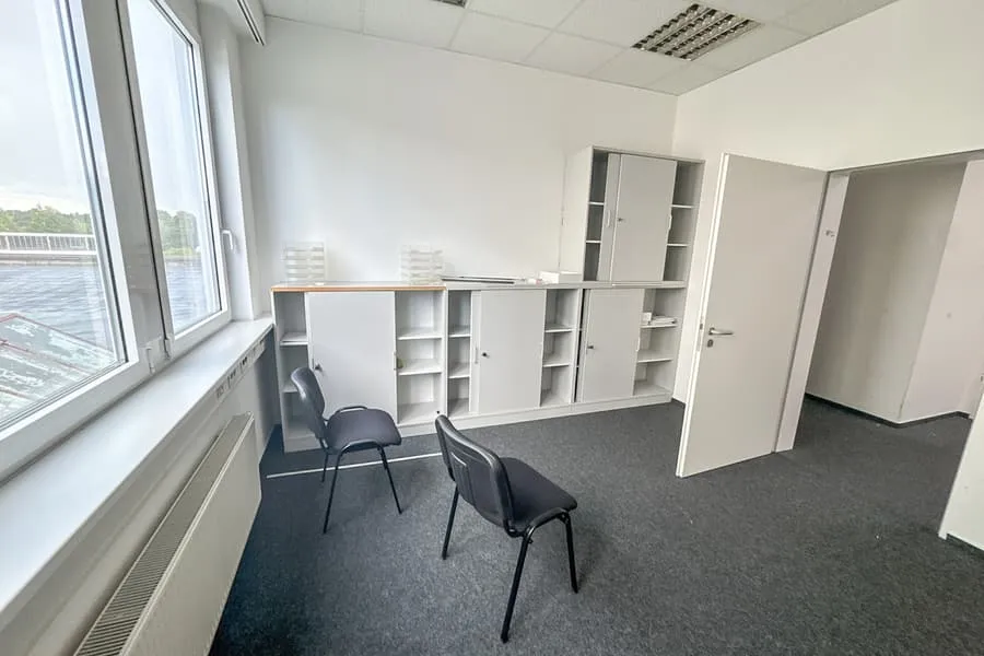 Obsah místnosti: kancelářský nábytek