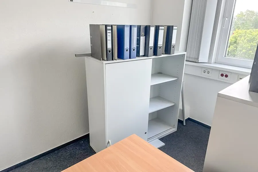 Obsah místnosti: kancelářský nábytek