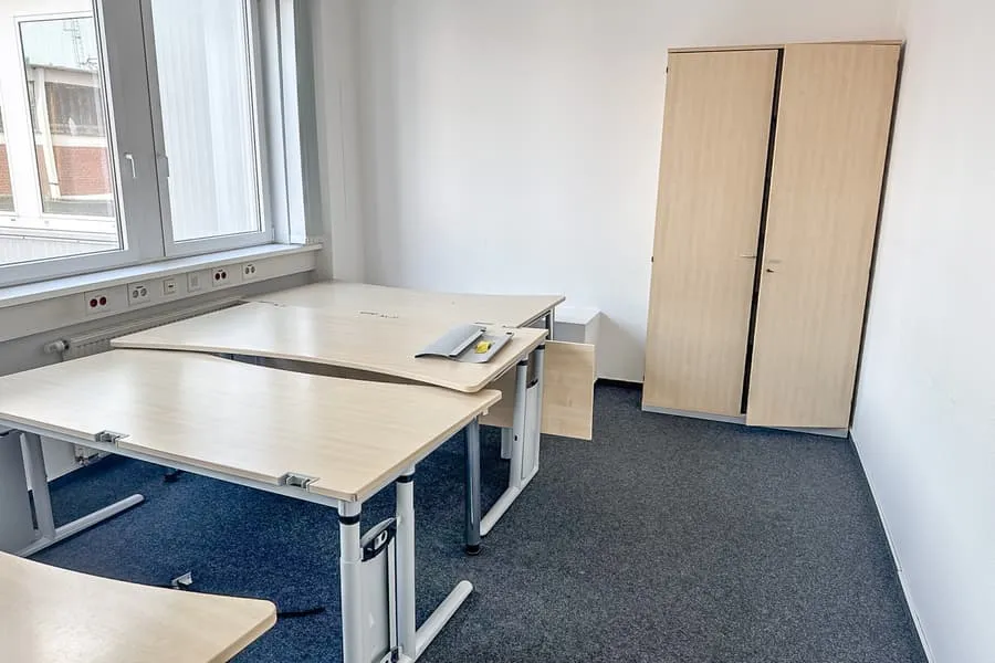 Obsah místnosti: kancelářský nábytek